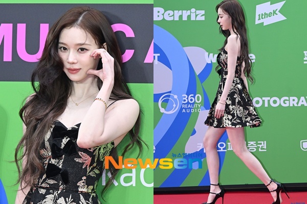 노란 수영복에 섹시한 몸매 어필하는 존예 처자