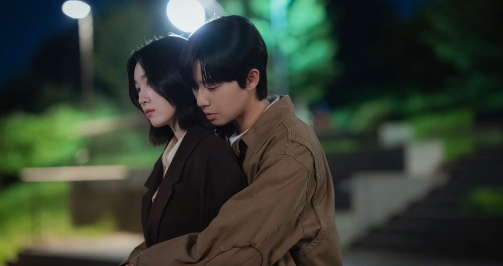 노란 수영복에 섹시한 몸매 어필하는 존예 처자