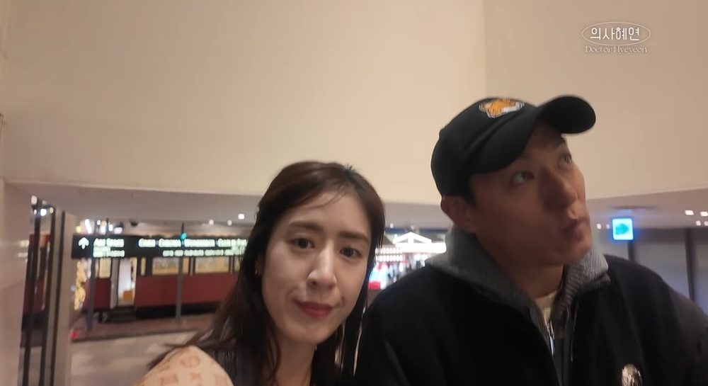 노란 수영복에 섹시한 몸매 어필하는 존예 처자