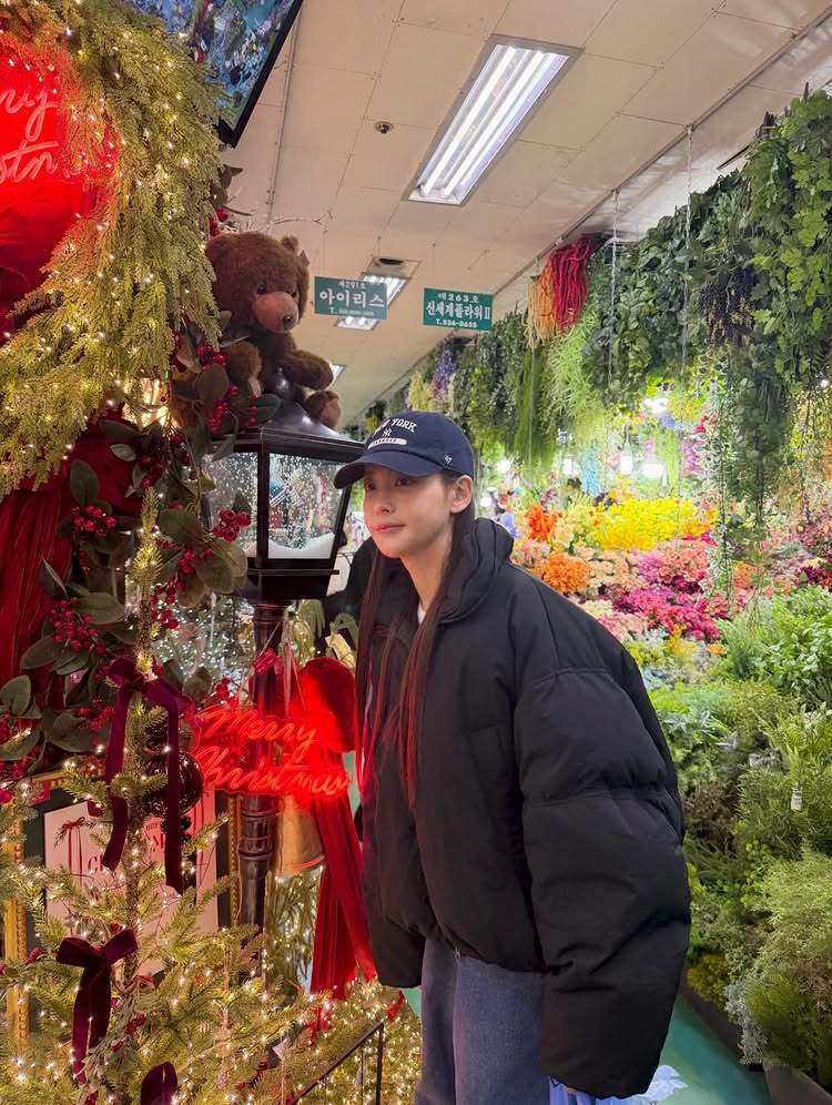 노란 수영복에 섹시한 몸매 어필하는 존예 처자