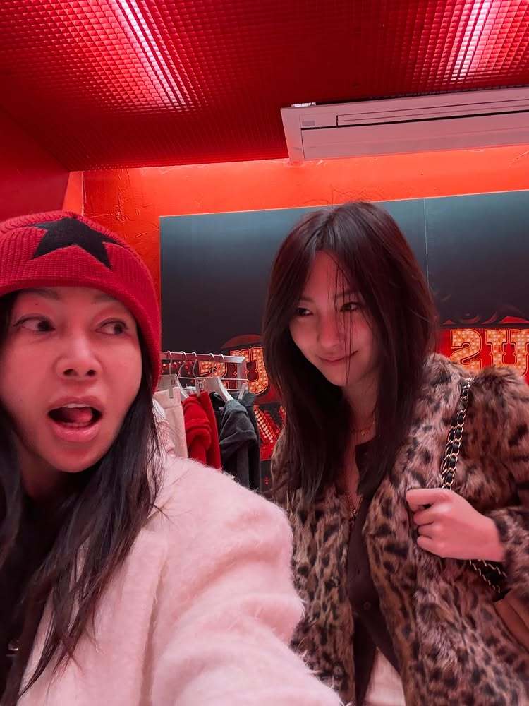 노란 수영복에 섹시한 몸매 어필하는 존예 처자