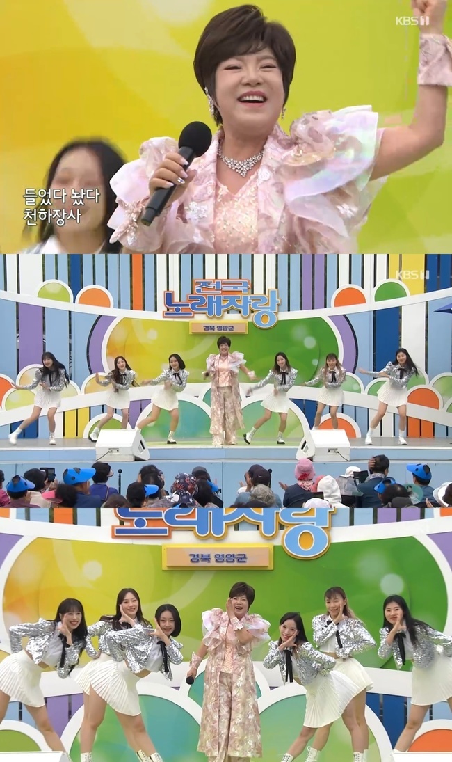 노란 수영복에 섹시한 몸매 어필하는 존예 처자