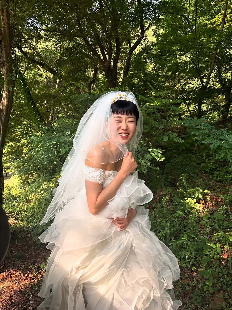 노란 수영복에 섹시한 몸매 어필하는 존예 처자