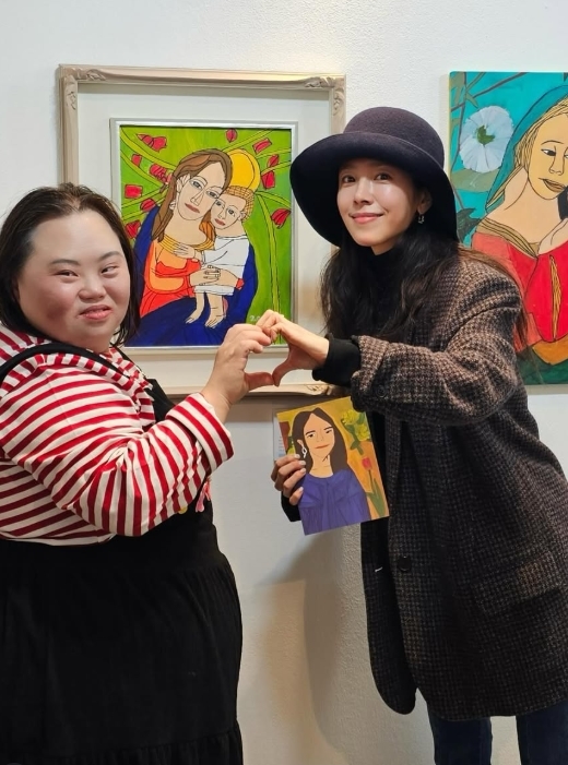 노란 수영복에 섹시한 몸매 어필하는 존예 처자