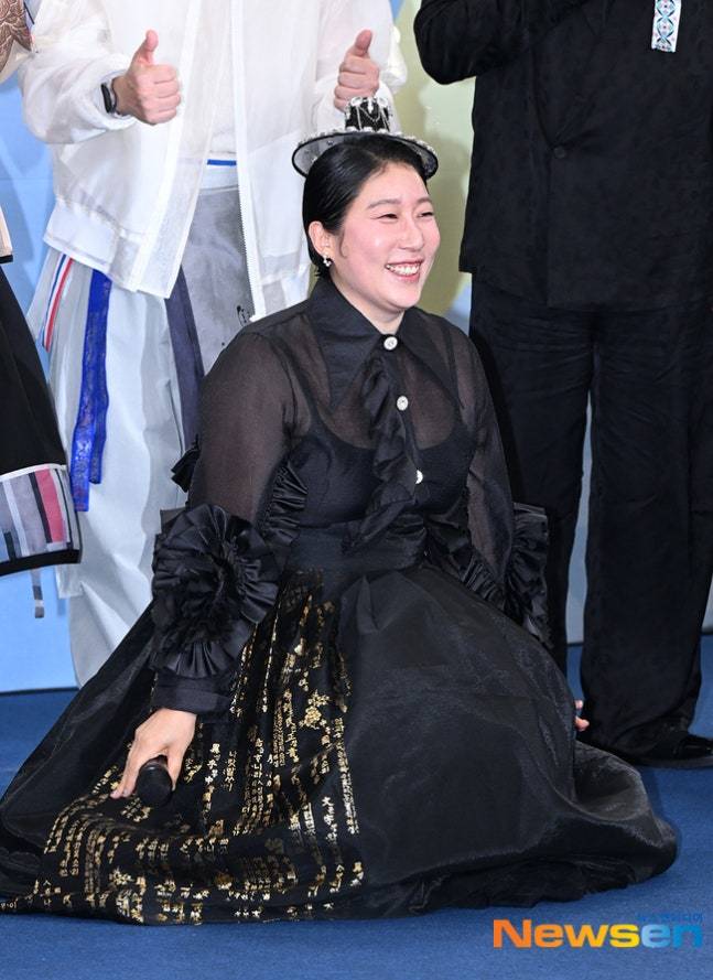 노란 수영복에 섹시한 몸매 어필하는 존예 처자