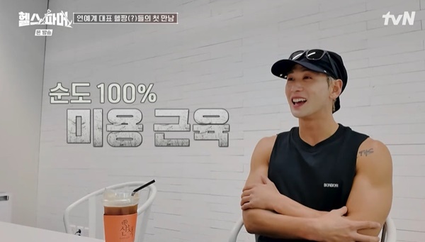 노란 수영복에 섹시한 몸매 어필하는 존예 처자