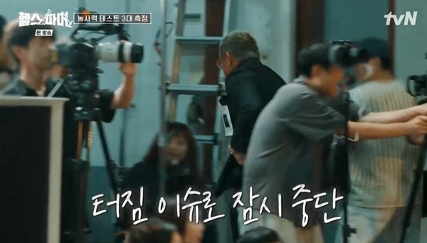 노란 수영복에 섹시한 몸매 어필하는 존예 처자