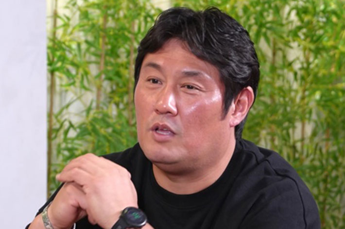 노란 수영복에 섹시한 몸매 어필하는 존예 처자