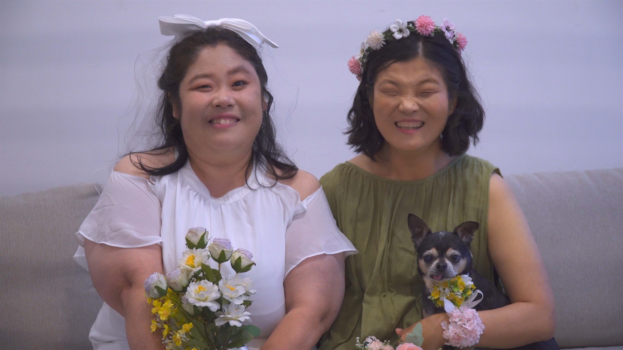 노란 수영복에 섹시한 몸매 어필하는 존예 처자