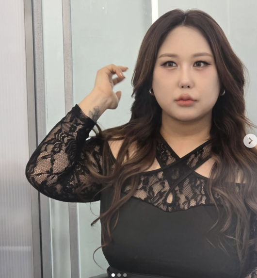 노란 수영복에 섹시한 몸매 어필하는 존예 처자