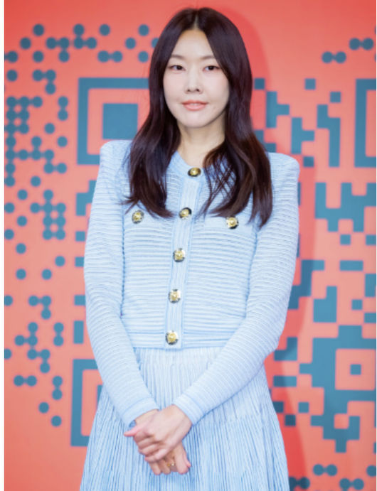 노란 수영복에 섹시한 몸매 어필하는 존예 처자