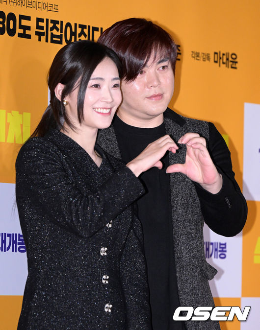 노란 수영복에 섹시한 몸매 어필하는 존예 처자