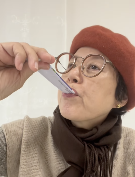 노란 수영복에 섹시한 몸매 어필하는 존예 처자