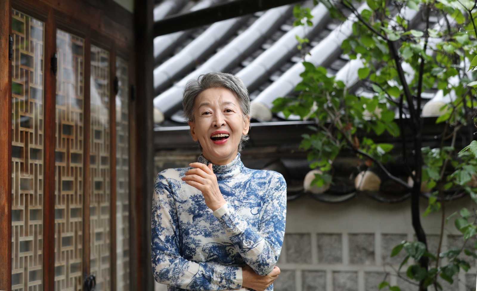 노란 수영복에 섹시한 몸매 어필하는 존예 처자