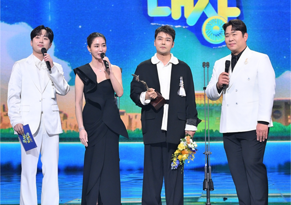 노란 수영복에 섹시한 몸매 어필하는 존예 처자