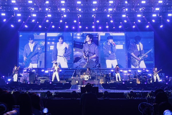 노란 수영복에 섹시한 몸매 어필하는 존예 처자