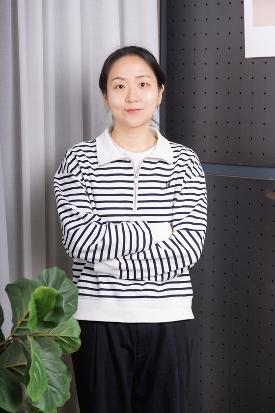 노란 수영복에 섹시한 몸매 어필하는 존예 처자