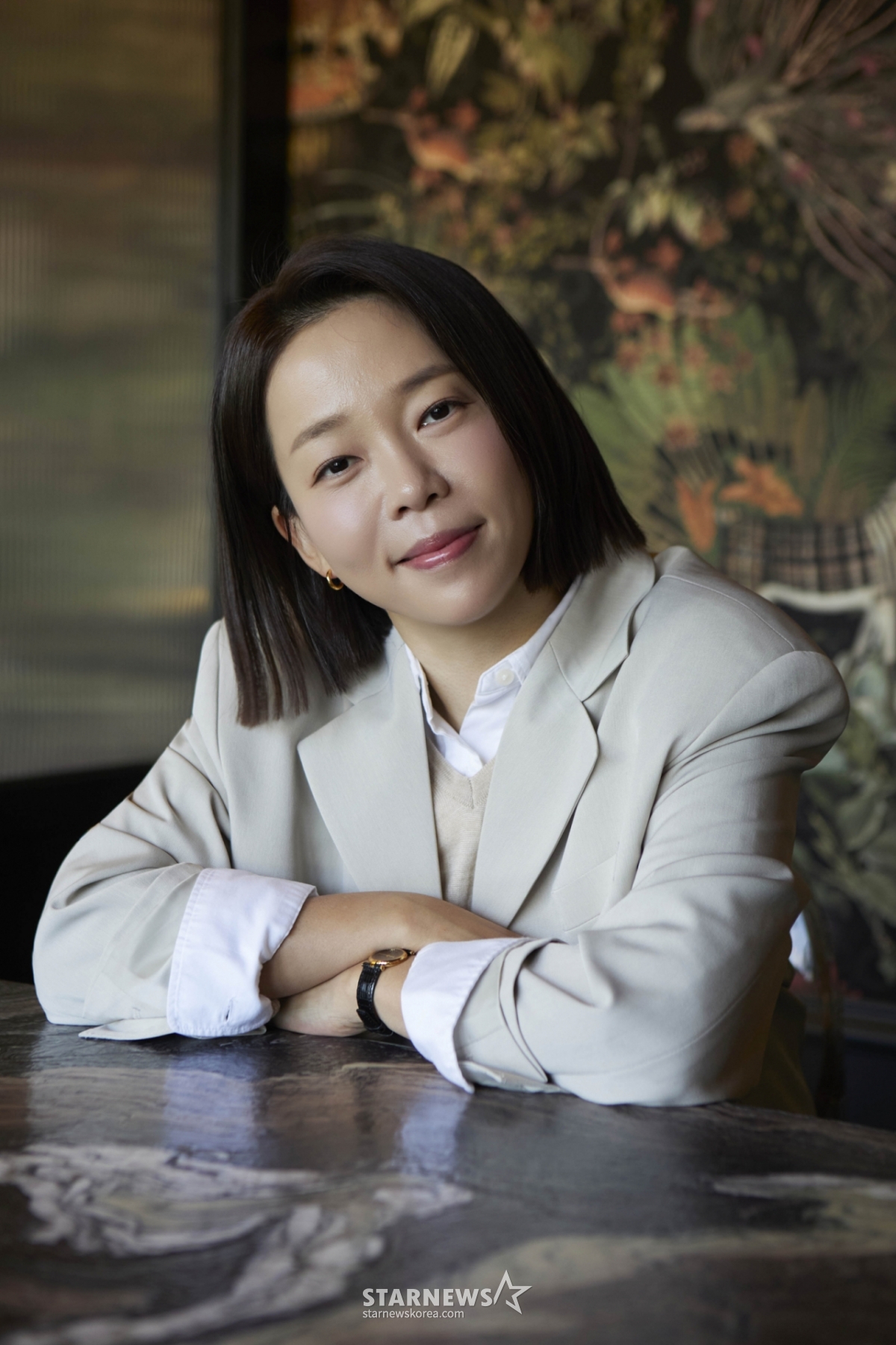 노란 수영복에 섹시한 몸매 어필하는 존예 처자