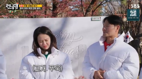 노란 수영복에 섹시한 몸매 어필하는 존예 처자