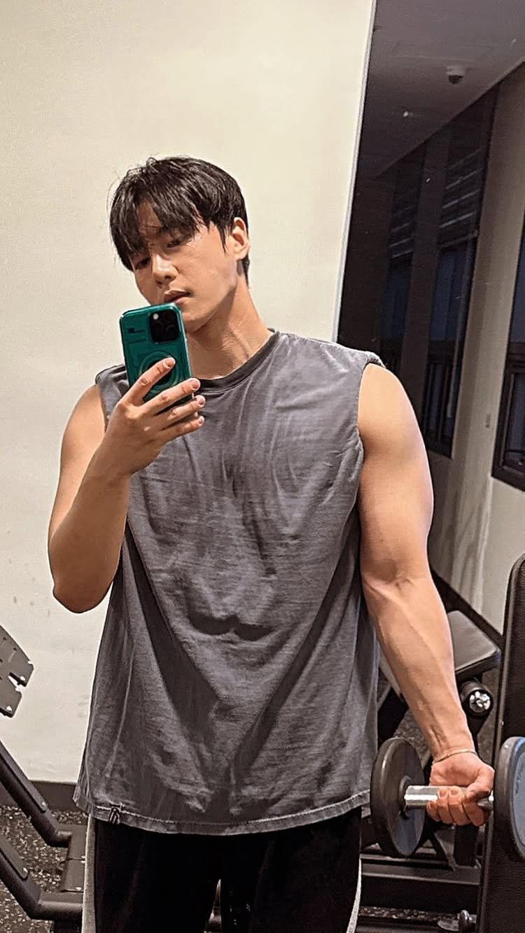 노란 수영복에 섹시한 몸매 어필하는 존예 처자