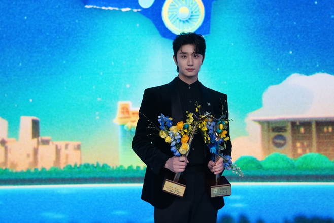 노란 수영복에 섹시한 몸매 어필하는 존예 처자