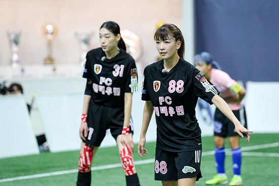 노란 수영복에 섹시한 몸매 어필하는 존예 처자