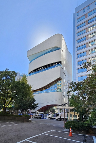 노란 수영복에 섹시한 몸매 어필하는 존예 처자