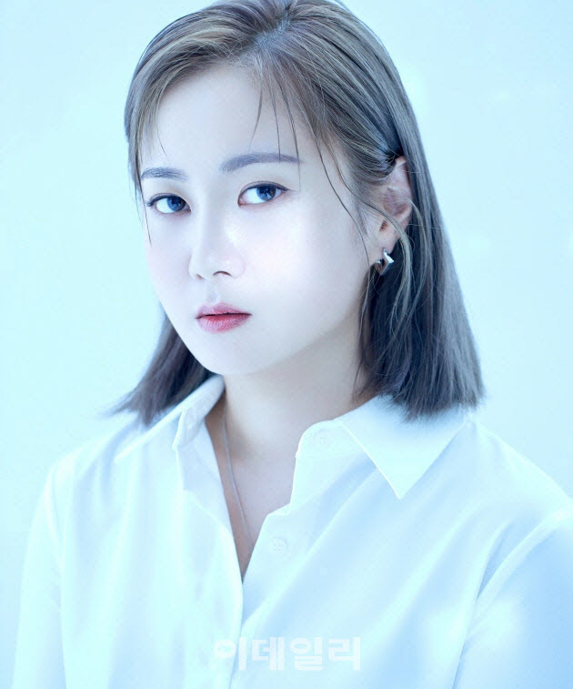 노란 수영복에 섹시한 몸매 어필하는 존예 처자