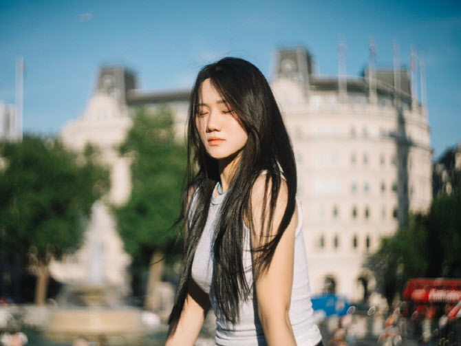 노란 수영복에 섹시한 몸매 어필하는 존예 처자