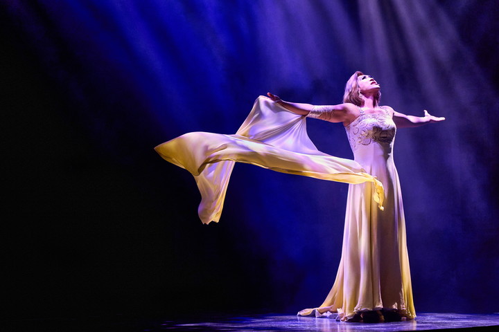 노란 수영복에 섹시한 몸매 어필하는 존예 처자