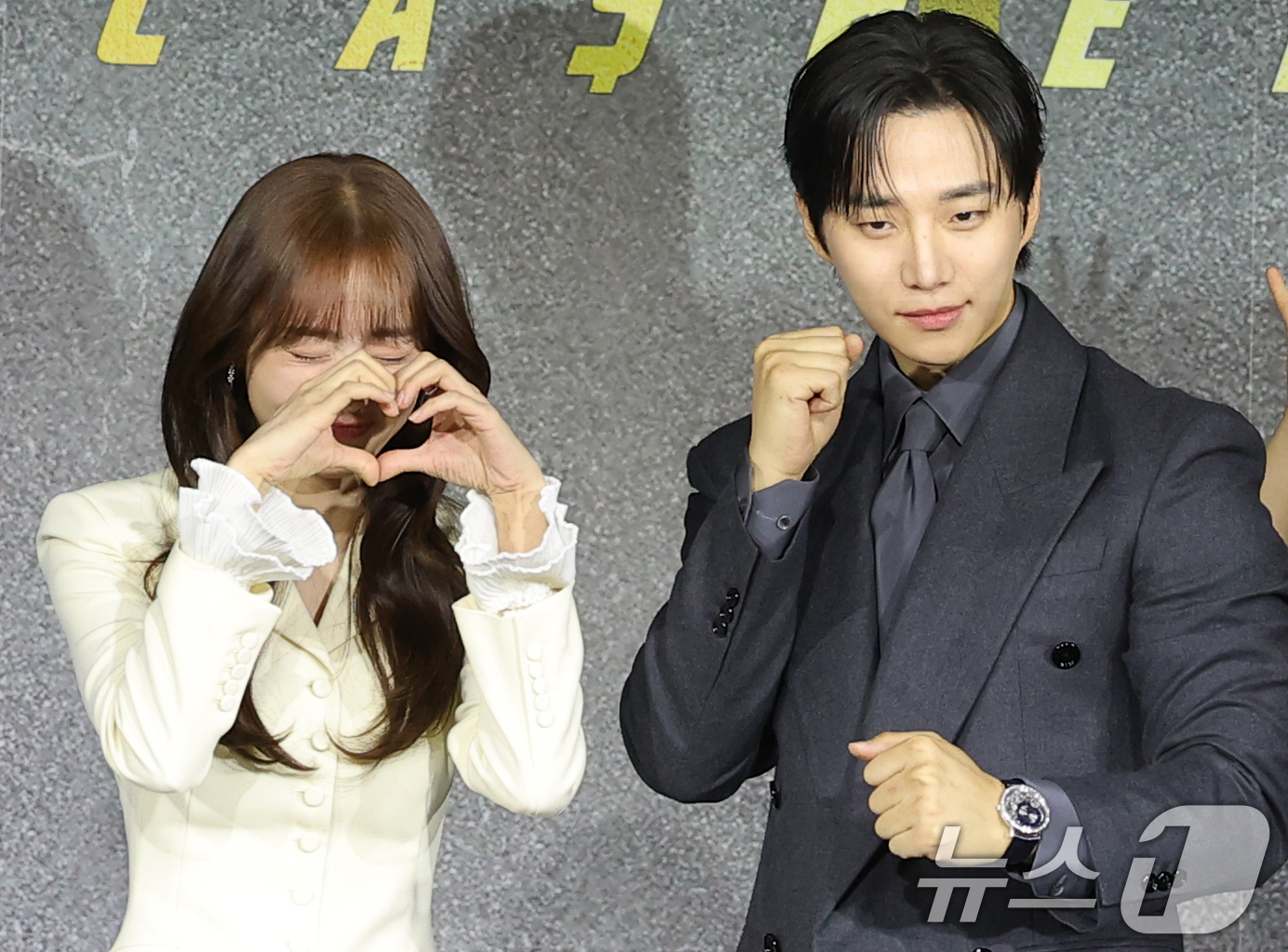 노란 수영복에 섹시한 몸매 어필하는 존예 처자