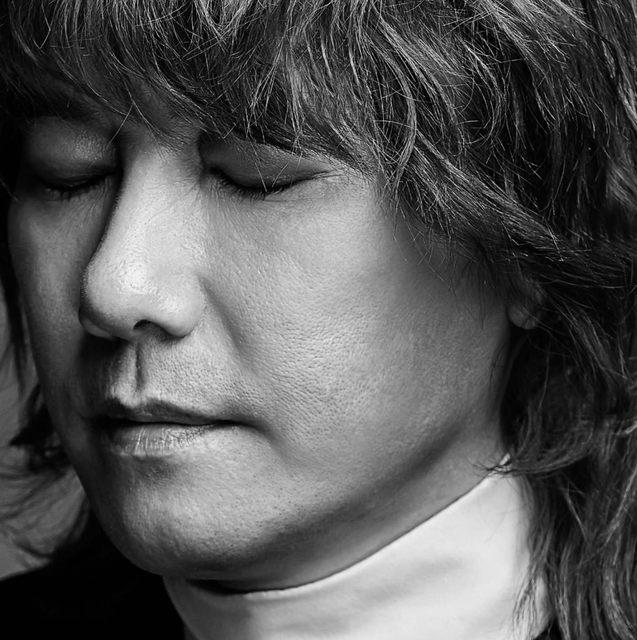 노란 수영복에 섹시한 몸매 어필하는 존예 처자