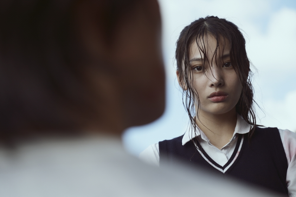 노란 수영복에 섹시한 몸매 어필하는 존예 처자