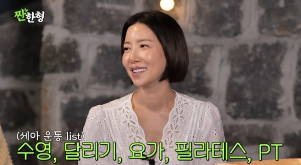 노란 수영복에 섹시한 몸매 어필하는 존예 처자