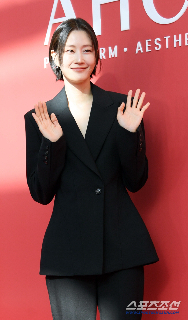 노란 수영복에 섹시한 몸매 어필하는 존예 처자