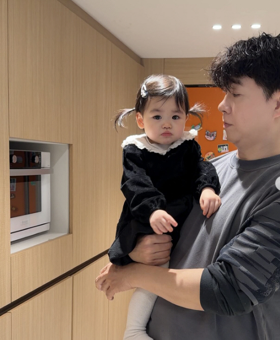 노란 수영복에 섹시한 몸매 어필하는 존예 처자