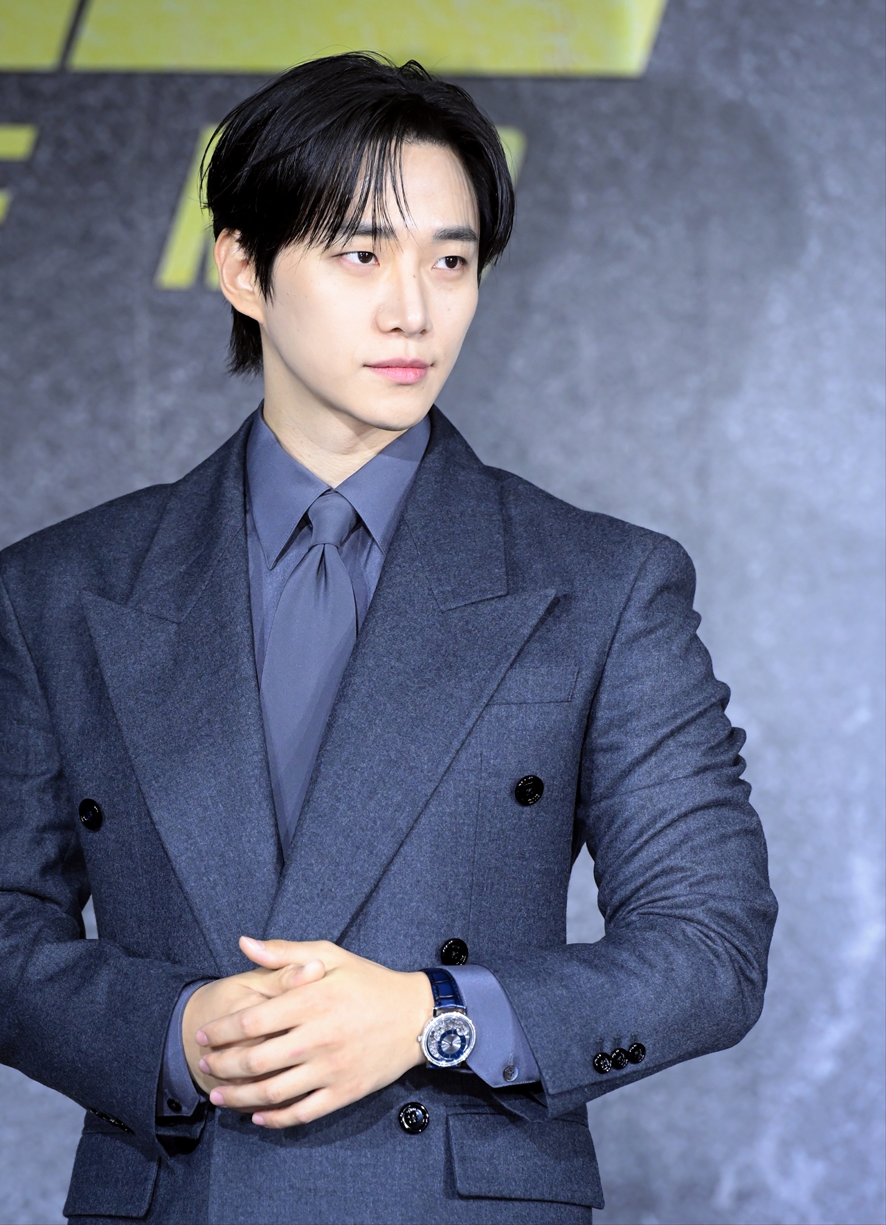 노란 수영복에 섹시한 몸매 어필하는 존예 처자