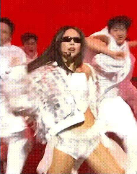 제니가 '라이크 제니'(like JENNIE)  무대를 펼칠 당시 걸친 자켓엔 자신의 이름 '제니'가 한글로 적힌 스팽글 2000개가 달려 있다. /르쥬