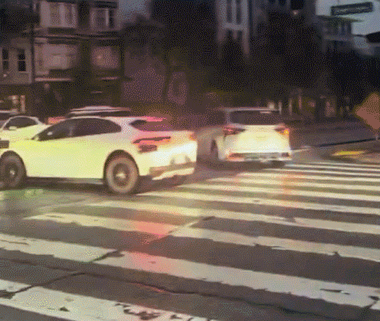 인플루언서 마리오 나팔의 엑스(X·옛 트위터) 계정에 올라온 구글 웨이모 관련 영상. 샌프란시스코에서 발생한 대규모 정전으로 신호등이 꺼지면서 웨이모 차량이 교차로에 멈춰 서는 등 교통 혼잡이 빚어졌다.