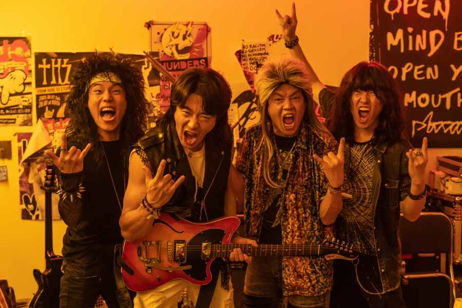 노란 수영복에 섹시한 몸매 어필하는 존예 처자