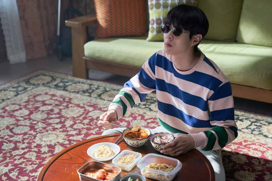 노란 수영복에 섹시한 몸매 어필하는 존예 처자