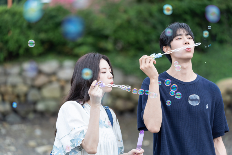 노란 수영복에 섹시한 몸매 어필하는 존예 처자