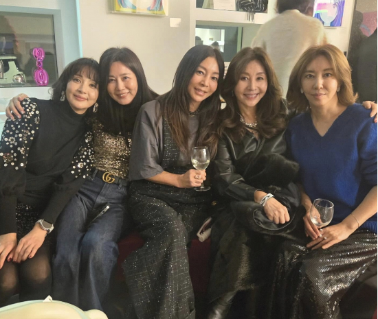 노란 수영복에 섹시한 몸매 어필하는 존예 처자