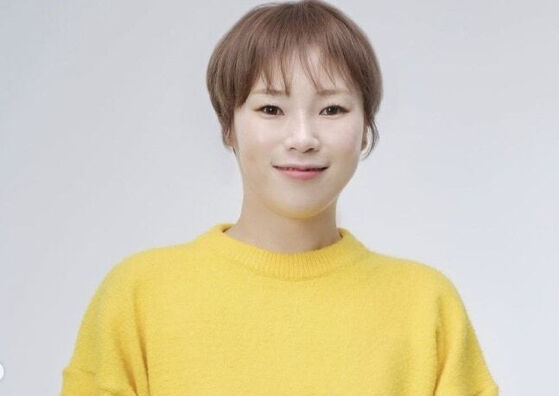 노란 수영복에 섹시한 몸매 어필하는 존예 처자