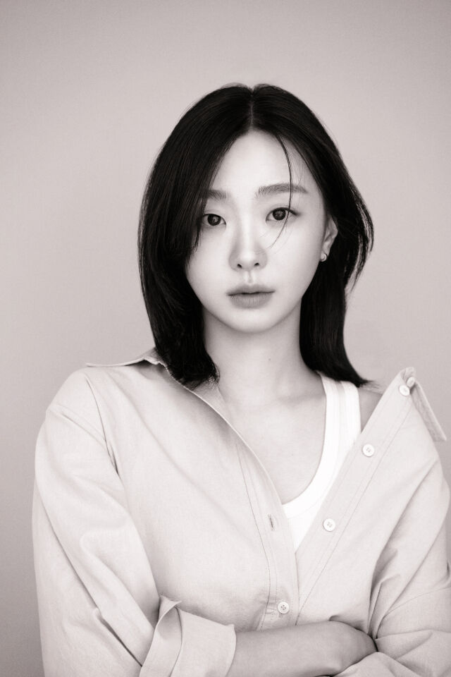 노란 수영복에 섹시한 몸매 어필하는 존예 처자