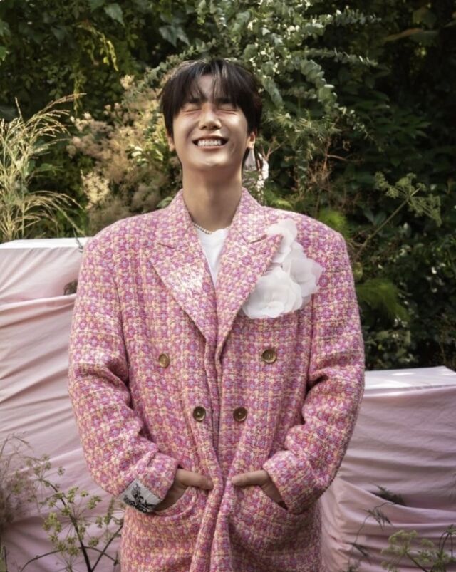 노란 수영복에 섹시한 몸매 어필하는 존예 처자