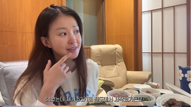 노란 수영복에 섹시한 몸매 어필하는 존예 처자