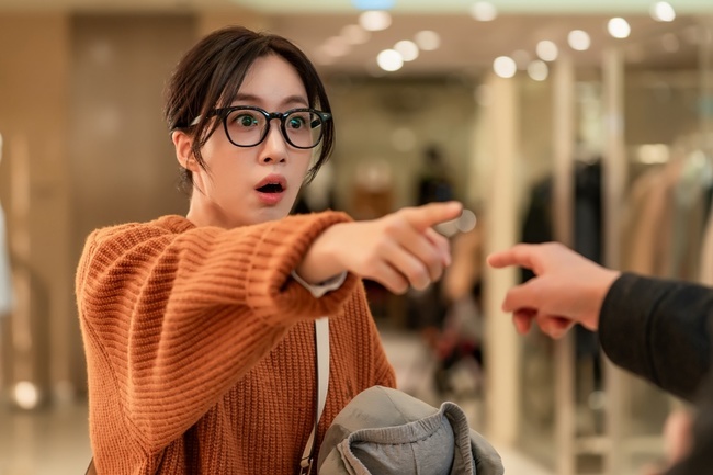 노란 수영복에 섹시한 몸매 어필하는 존예 처자