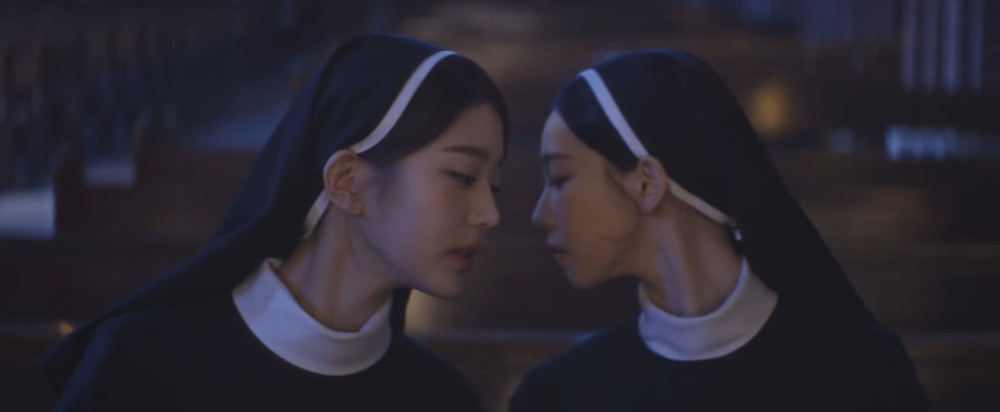 노란 수영복에 섹시한 몸매 어필하는 존예 처자