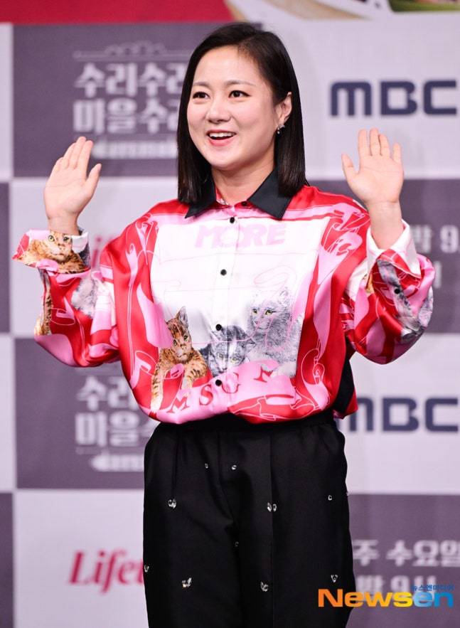 노란 수영복에 섹시한 몸매 어필하는 존예 처자